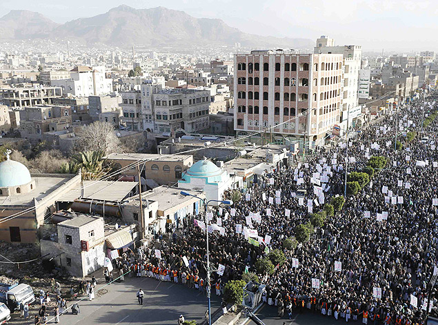Apoiadores do grupo Houthi participam de marcha em Sanaa na sexta-feira (23) em apoio ao movimento