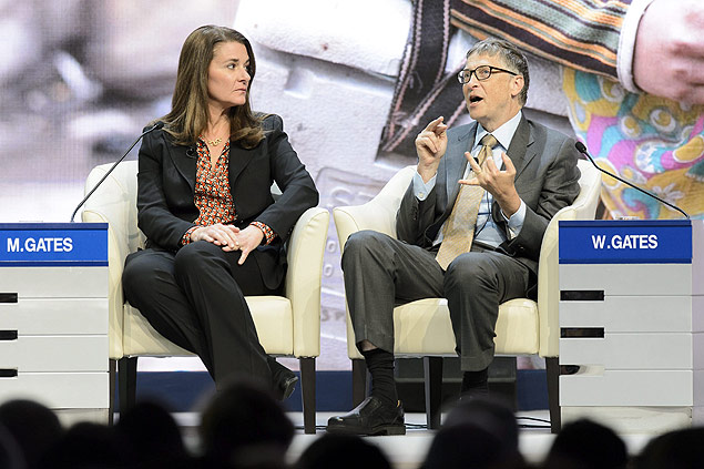 Fundador de Microsoft e filantropo, Bill Gates, e sua mulher, Melinda Gates, discutem avanos na rea de combate a doenas em mesa em Davos