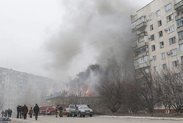 Edifcio pega fogo aps bombardeios em Mariupol, cidade do leste ucraniano