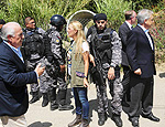 (Pastrana (esq.), Lilian Tintori (centro) e Piñera (dir.) são impedidos de entrar na prisão de Ramo Verde (Jorge Silva/Reuters) (Pastrana (esq.), Lilian Tintori (centro) e Piñera (dir.) são impedidos de entrar na prisão de Ramo Verde (Jorge Silva/Reuters)