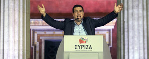 Alexis Tsipras, lder da oposio do partido Syriza, acena para eleitores aps resultado de eleio em Atenas, na Grcia