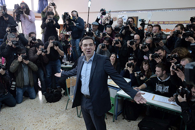 Alexis Tsipras, líder do Syriza, partido que lidera as pesquisas eleitorais, posa para fotos após votação 