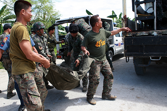 Polcia carrega corpos de oficiais mortos em confrontos com jihadistas nas Filipinas