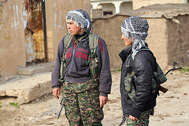 Combatentes curdas prximas  cidade de Rabia em 20 de dezembro de 2014