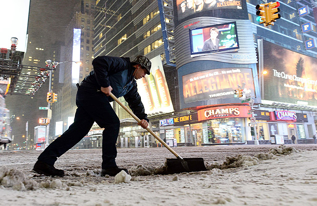 Homem varre a neve em Manhattan, regio do ginsio Madison Square Garden