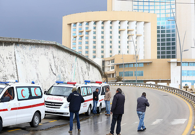 Policiais lbios cercam o Hotel Corinthia aps atentado, em Trpoli