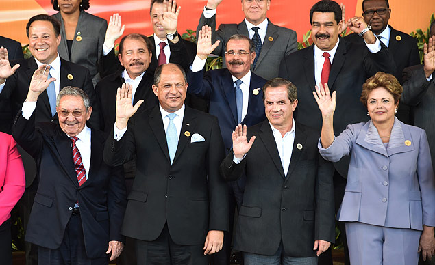 Presidente Dilma ( dir.) possa com outros lderes na Celac para foto oficial do evento