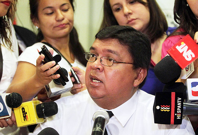 O ministro do Interior do Paraguai, Francisco De Vargas, fala sobre o caso em coletiva de imprensa
