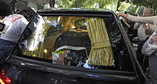 Caixo com o corpo do promotor Alberto Nisman  visto em carro a caminho de cemitrio israelita
