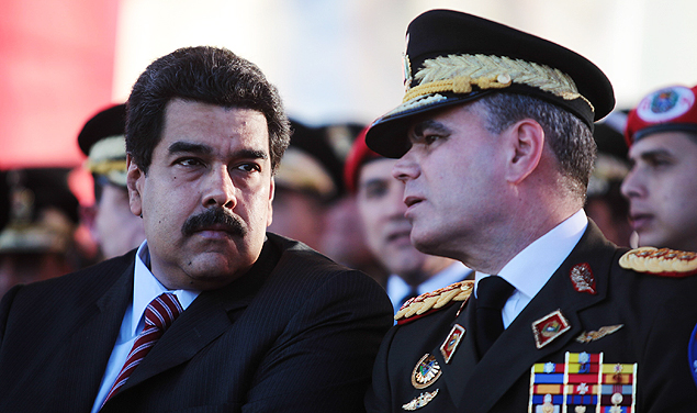 Vladimir Padrino Lpez ( dir.), ao lado de Nicols Maduro, em evento em Caracas na tera-feira (27)