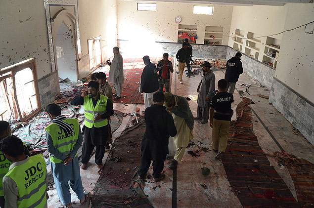 Policiais paquistaneses inspecionam mesquita xiita que foi alvo de atentado nesta sexta (30)P