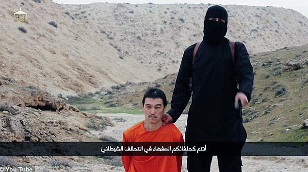 Nas imagens, um homem que se diz militante do Estado Islmico mata um refm que seria Kenji Goto