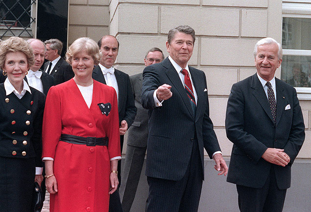O ex-presidente alemo Richard von Weizscker (dir) recebe Ronald Reagan na Alemanha em 1987
