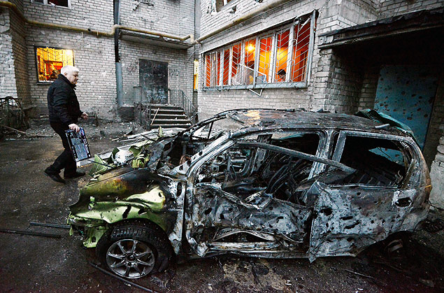 Carro destrudo num subrbio de Donetsk, nos confrontos entre Exrcito e rebeldes na Ucrnia