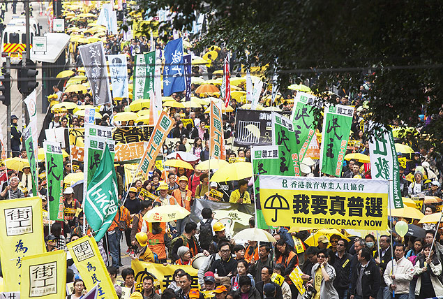 Manifestantes de Hong Kong marcham pedindo sufrgio universal