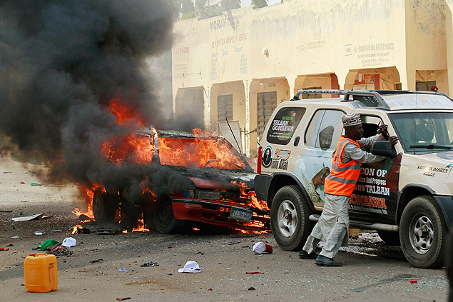 Carro explode prximo a estacionamento onde, momentos antes, o presidente nigeriano estivera.