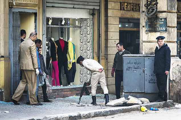 Investigadores analisam local de exploso no centro do Cairo, Egito