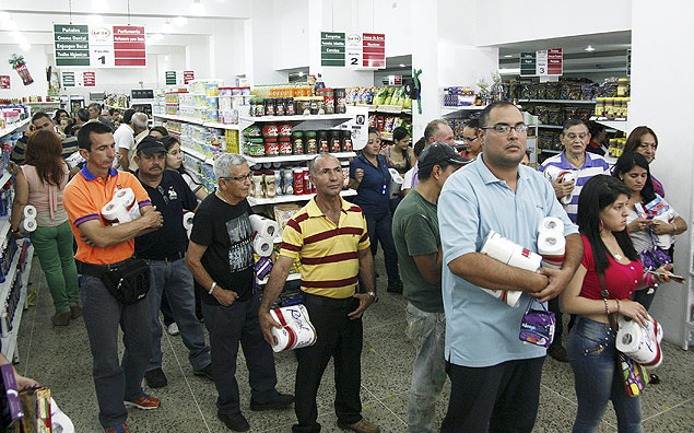Pessoas fazem fila para comprar produtos bsicos em supermercado de San Cristobal, em janeiro
