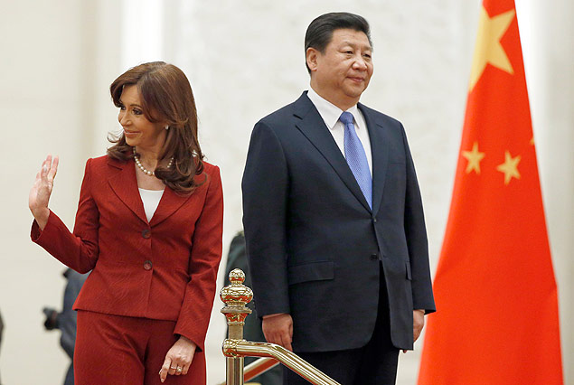 Em Pequim, Cristina Kirchner acena ao lado do lder chins Xi Jinping