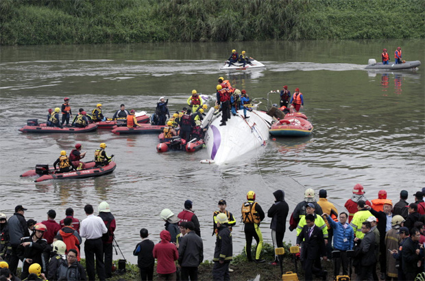 Equipes de salvamento buscam sobreviventes de acidente com avio da TransAsia Airways 