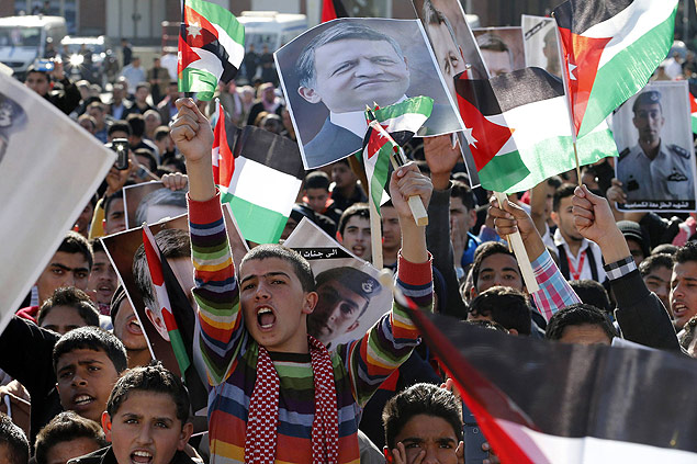 Jordanianos fazem manifestao em apoio ao Rei Abdullah 2 aps morte de piloto pelo Estado Islmico