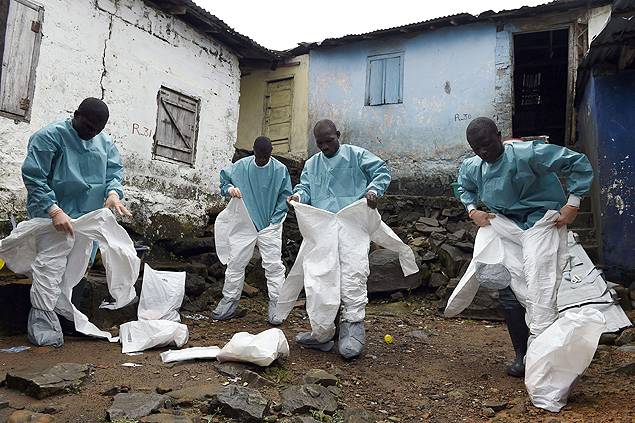 Membros da Cruz Vermelha colocam roupa de proteo contra o ebola em Monrvia, em setembro de 2014