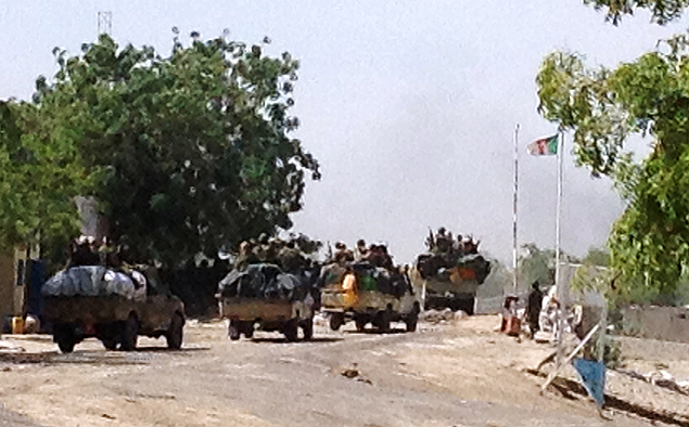 Soldados do Chade patrulham cidade de Fotokol, em Camares