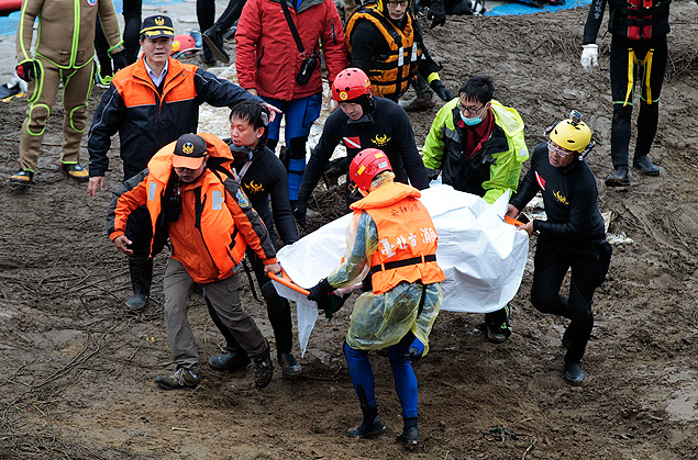 Equipes de resgate retiram corpo de passageiro do avio da TransAsia que caiu em Taip na quarta
