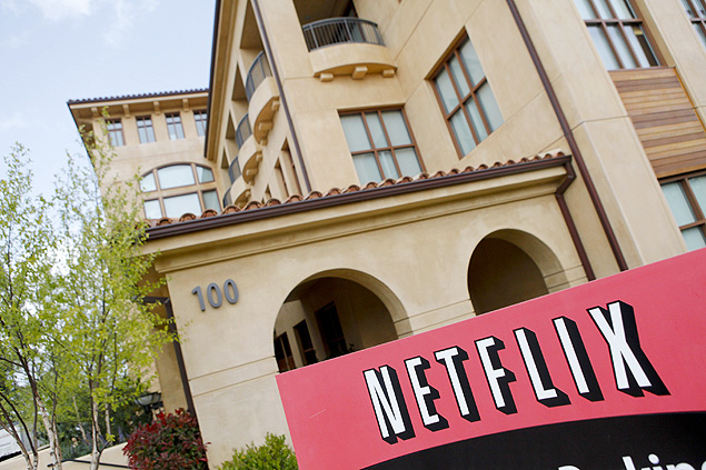(FILES) This April 13, 2011 file photo shows the Netflix company logo at Netflix headquarters in Los Gatos, California. Streaming US television giant Netflix said February 9, 2015 it was now offering service to Cuba with 