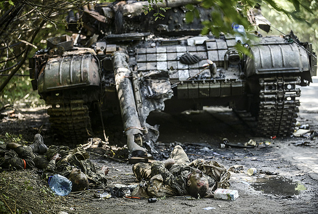 Corpos de soldados da ucranianos aps combate na periferia de Donetsk, cidade no leste do pas
