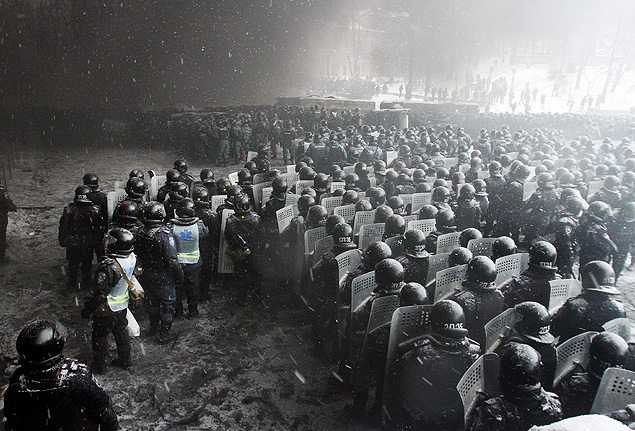 Policiais entram em choque com manifestantes em praa de Kiev, na Ucrnia, em janeiro de 2014