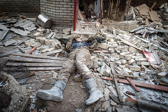 Soldado ucraniano  morto por foras separatistas na cidade de Vuglegirsk, na regio de Donetsk