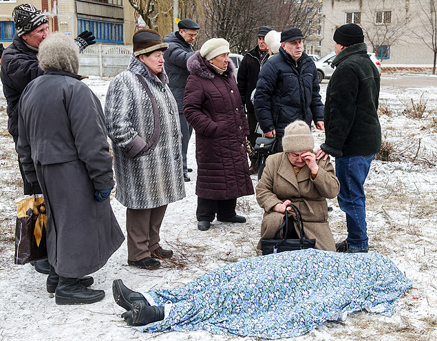 Parentes choram ao lado do corpo de uma mulher que morreu no bombardeio a Kramatorsk, na Ucrnia