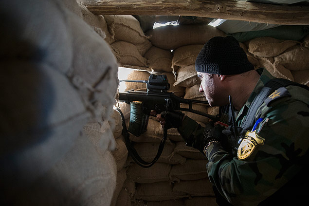 Peshmerga em trincheira, evita avano de milicianos do EI, prximo a Kirkuk, no Iraque