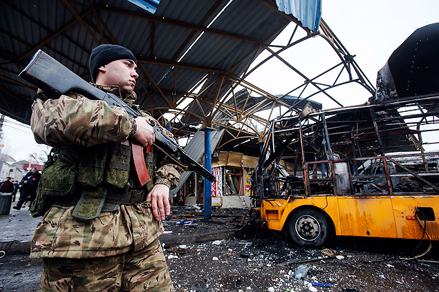Soldado separatista vigia terminal de nibus destrudo por bombardeio na cidade de Donetsk, na Ucrnia