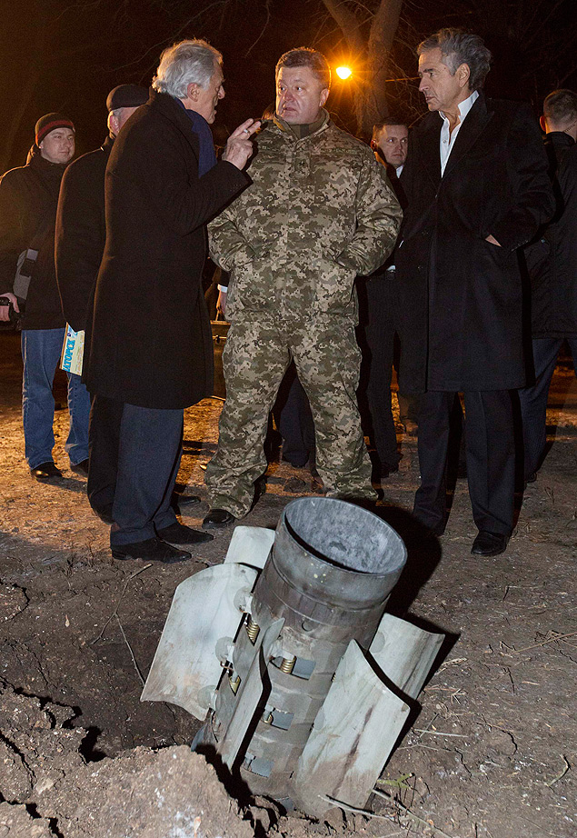 Presidente ucraniano, Petro Poroshenko (centro),  visto perto de restos de munio em Kramatorsk