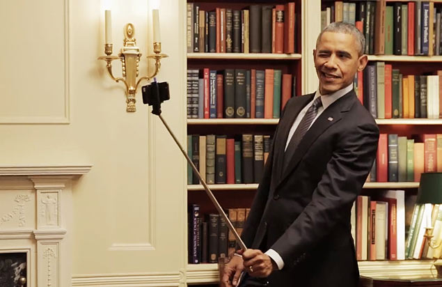 Barack Obama, faz pose para foto usando pau de selfie em vdeo produzido para o 