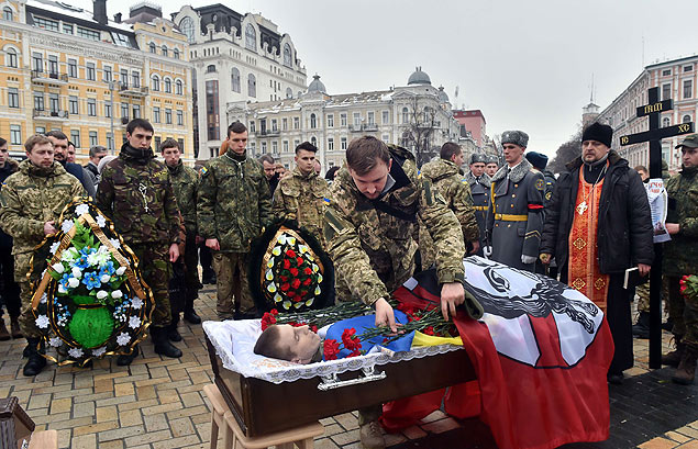 Funeral de um voluntrio do Exrcito ucraniano em Kiev; Ucrnia e separatistas selaram acordo de paz