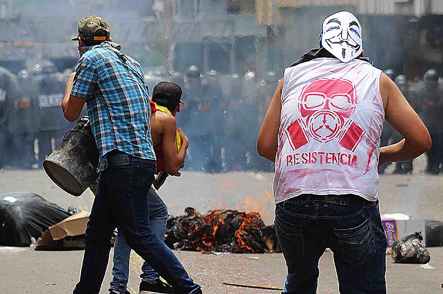 Manifestantes entram em confronto com a polcia aps marcha em memria de falecidos nos protestos de 2014
