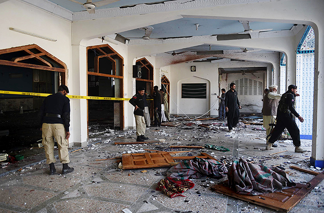Policiais fazem percia no templo xiita, destrudo pelo ataque de militantes do Taleban paquistans