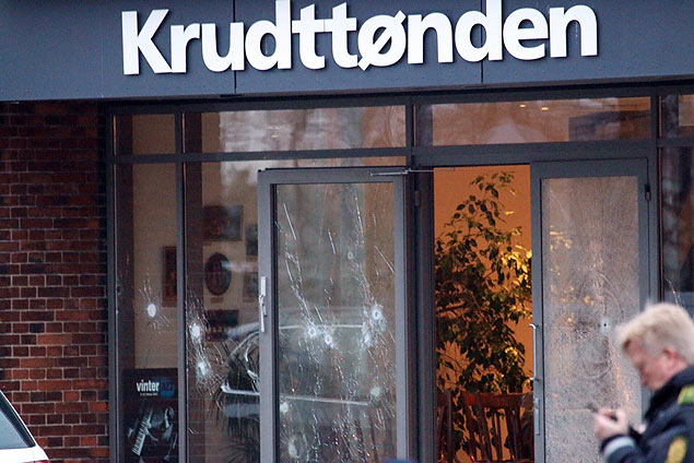 Vitrine do caf em Copenhague, na Dinamarca, atingido por tiros neste sbado; ataque matou pelo menos uma pessoa e feriu trs