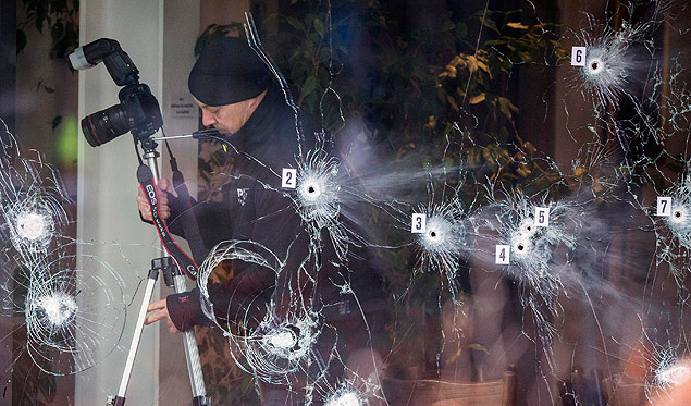 Peritos trabalham em centro cultural atingido por ataque em Copenhage