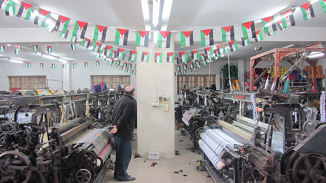 Interior da fbrica de kufiyas (lenos palestinos) Hirbawi, que fica em Hebron, na Cisjordnia