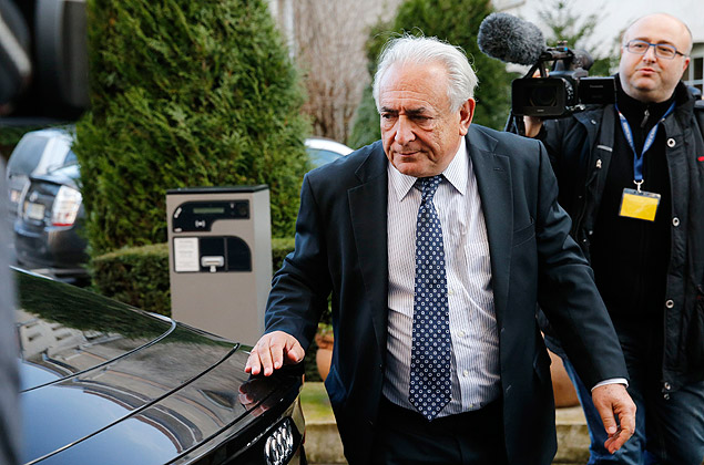 O ex-chefe do FMI Dominique Strauss-Kahn retorna a seu hotel aps audincia em Lille, na Frana, nesta tera (17)