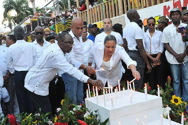 O presidente Michel Martelly (ao centro) participa de homenagem s pessoas mortas no acidente