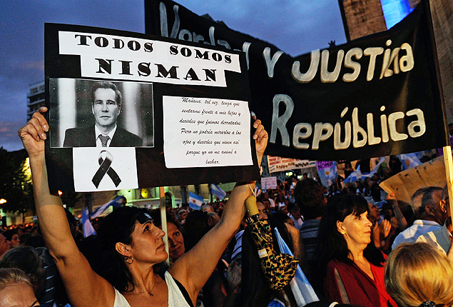 Mulher segura cartaz com a foto do promotor Alberto Nisman durante a passeata em Crdoba