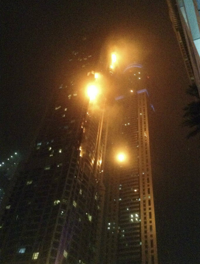 Edifcio "MarinaTorch", em Dubai, pega fogo