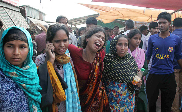 Parentes das vtimas do naufrgio de uma balsa em Bangladesh; 