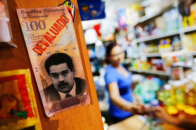 Nota de cem bolvares com a inscrio "desvalorizado"  colocada em mercado de Caracas