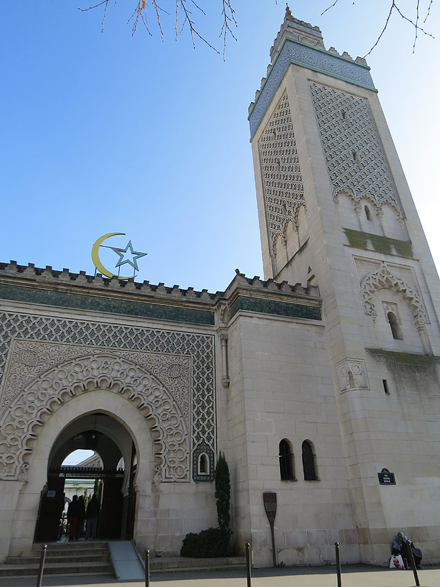 Entrada da Grande Mesquita de Paris, que far nesta sexta (20) orao especial pelas vtimas do terror